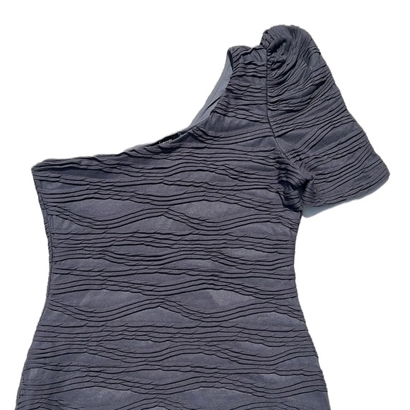 Soprano One Sleeve Textured Ruched Dress Size Medium - Picture 3 of 8